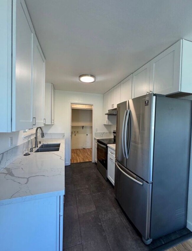 Building Photo - 455 Plum St