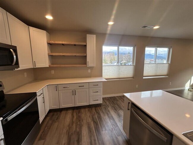 Building Photo - 211 Baker St