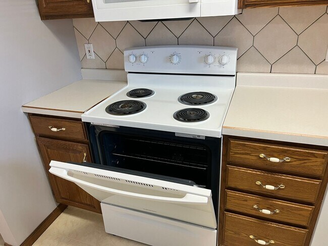 Building Photo - Beautiful 3 bed townhouse!