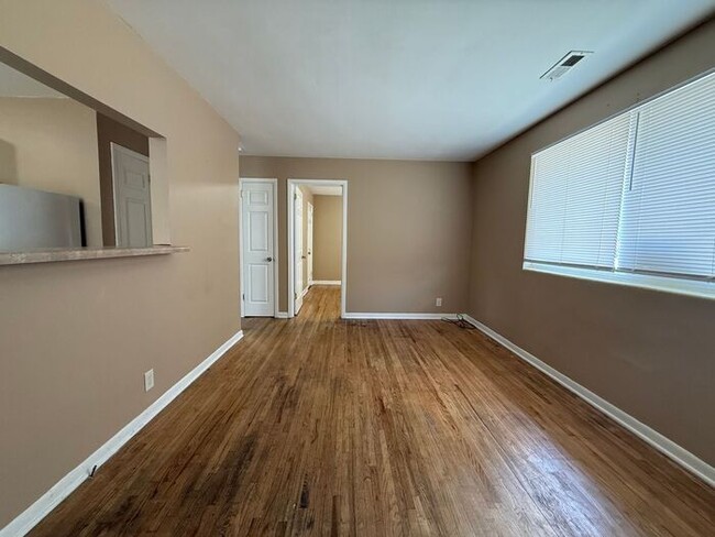 Building Photo - 2 Bedroom Apartment Near Downtown