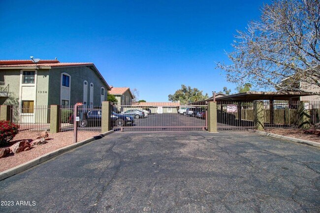 Building Photo - 2 bedroom 2 bath condo located in a gated community