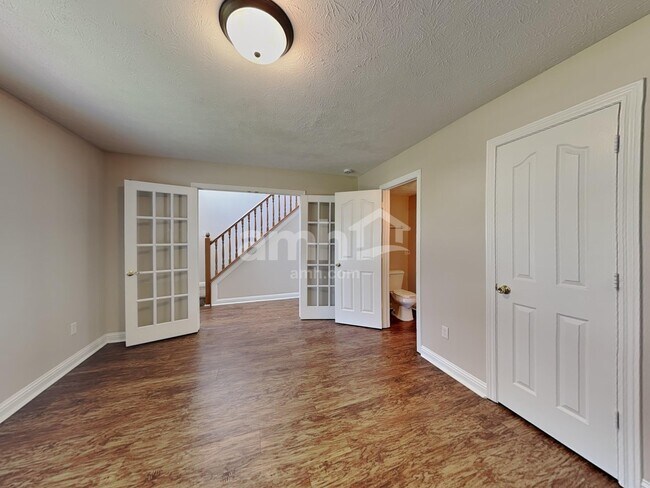 Building Photo - 960 Foxtail Ct