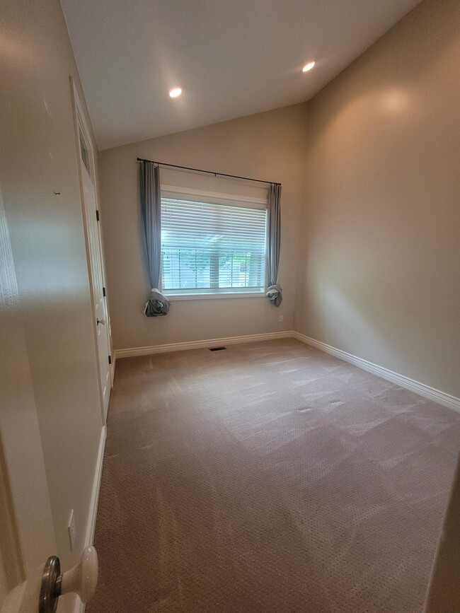 Building Photo - 867 N Swiss Farm Ct