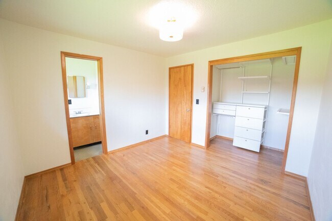 Building Photo - Large One Level Oregon City Home