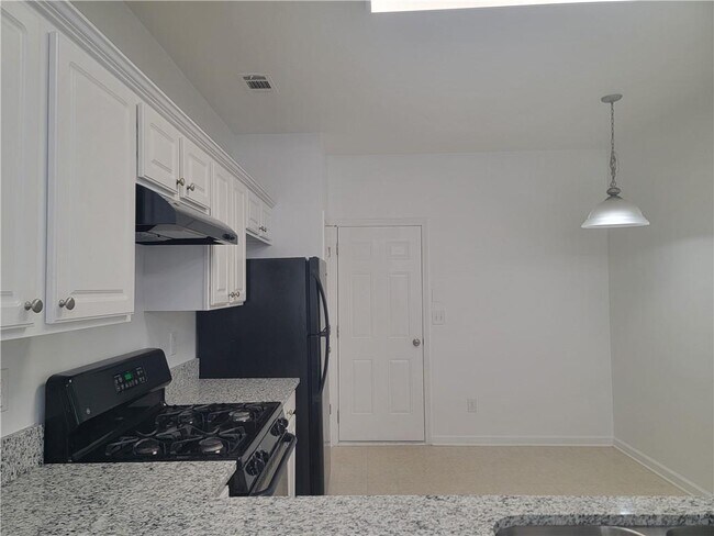 Building Photo - 2448 Fairlie Dr