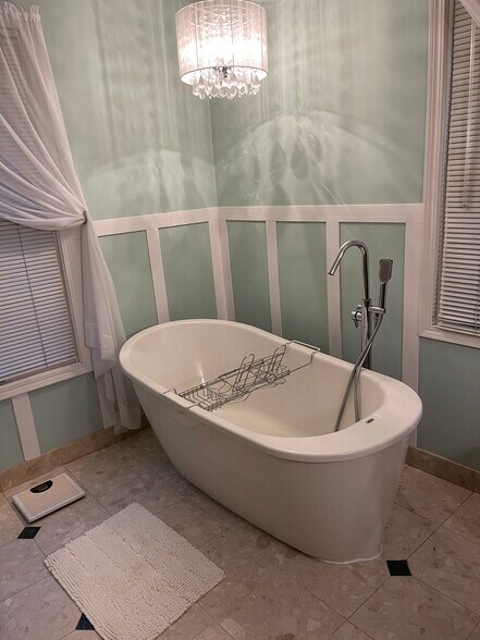 Master bath soak tub - 6349 Woodhall Ct