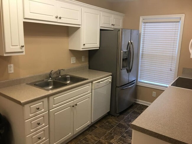 Building Photo - 6005 Sanibel Dr