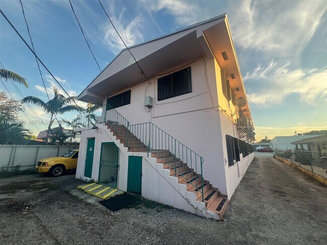 Building Photo - 15 W 9th St