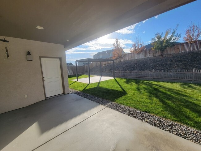 Building Photo - Stylish Single-Level Home in Pasco with Fi...