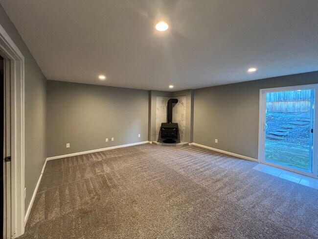 Building Photo - 3 Bedroom 2.5 Bath in Desirable Renton Fairwood Greens