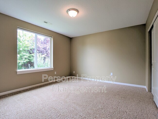 Building Photo - 10405 NE 98th Ave