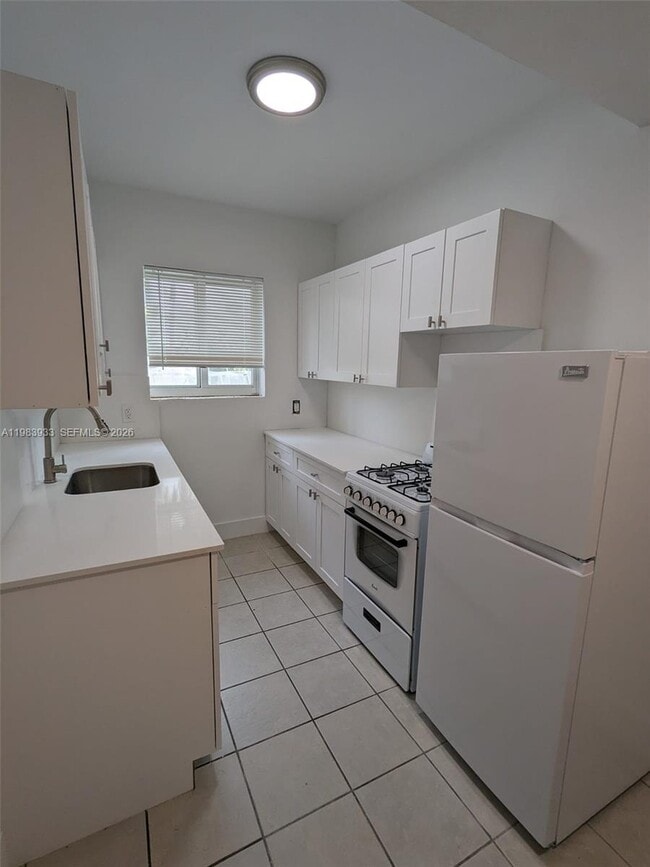 Building Photo - 220 Collins Ave