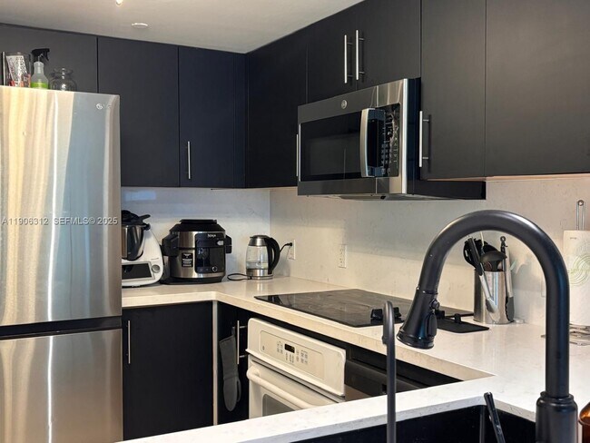 Building Photo - 2101 Brickell Ave