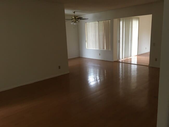 Building Photo - Beautiful 3BR/2BA Home In Family Neighborh...