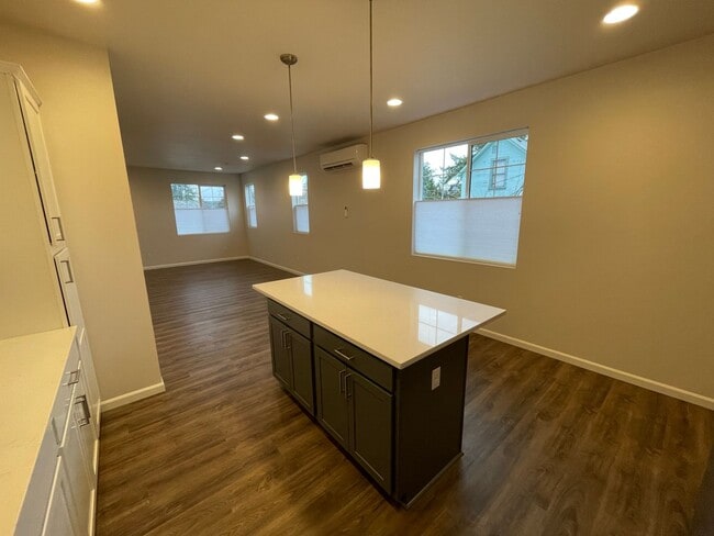 Building Photo - N18