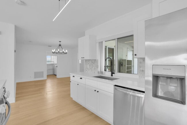 Building Photo - 905 Sunset Rd