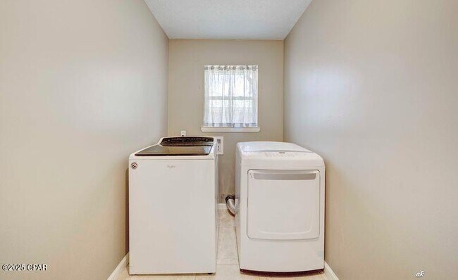 Building Photo - 7088 Hugh Dr
