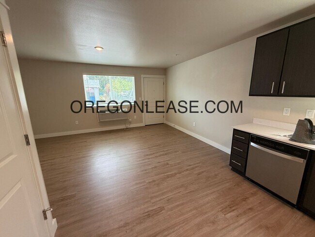 Building Photo - Newer 2-Bedroom Apartment located off Jasp...