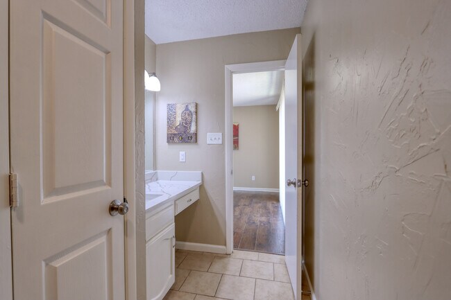 Building Photo - 707 Harbour Town Dr