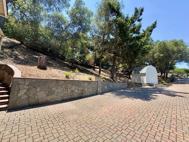 Building Photo - Charming 4-Bed by the Lake in Morgan Hill