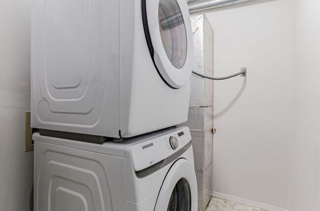 Building Photo - Two bedroom, two bath apartment with golf ...