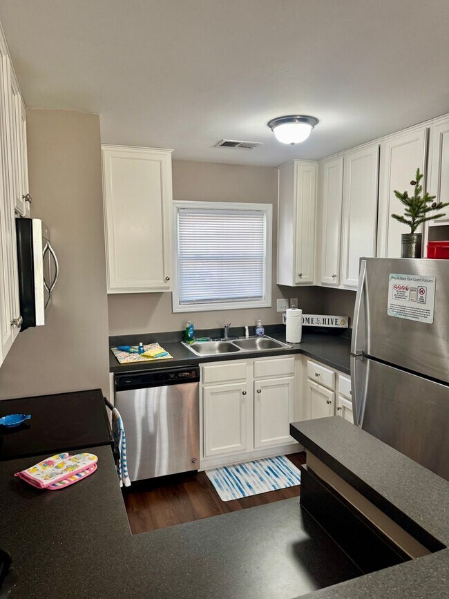 Building Photo - 226 Edgewater Ln