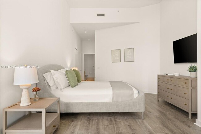 Building Photo - 501 NE 31st St