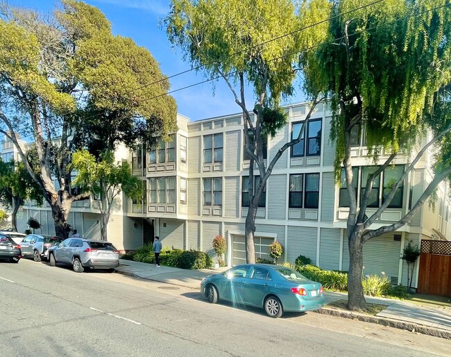 Building Photo - Light Filled, Pristine 1br/1Ba Condo w/Par...