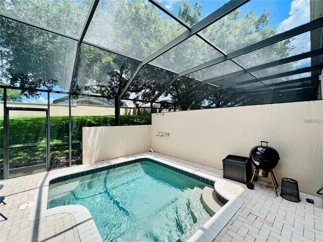 Building Photo - 2413 Silver Palm Dr