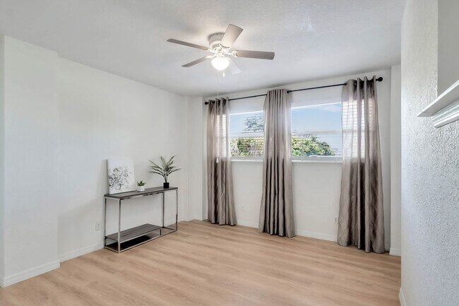 Building Photo - 539 W Osceola St