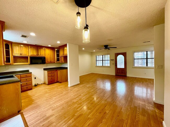 Building Photo - Large 4 Bedroom House