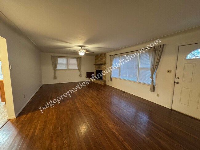 Building Photo - 3 Bedroom/2 bath home in Mountain Home