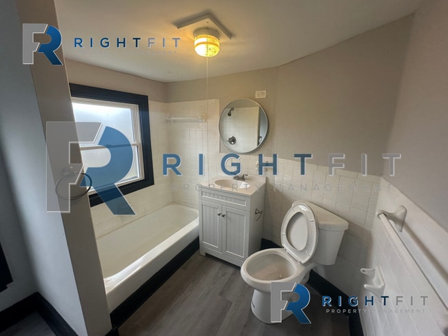 Building Photo - Charming Home in Dayton