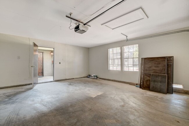 Building Photo - Single Story in the Heart of Las Vegas