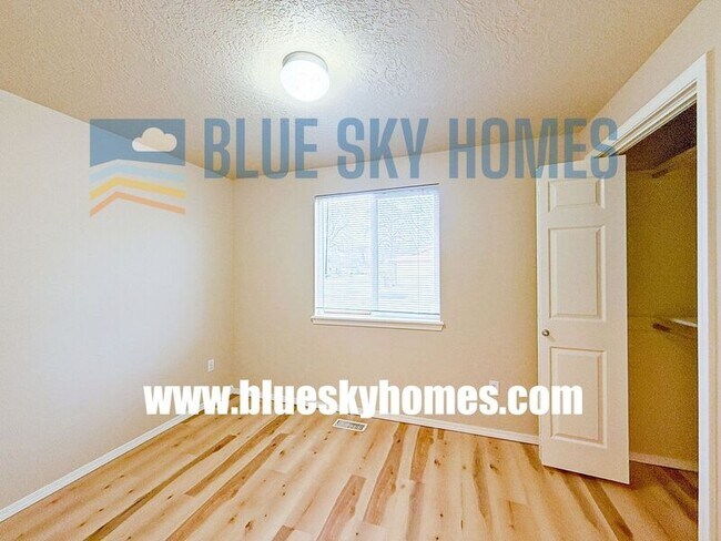 Building Photo - 1011 E Victory Rd