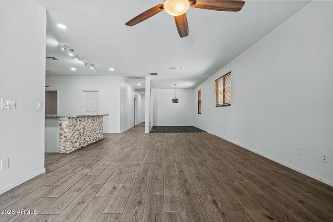 Building Photo - 21582 W Cocopah St
