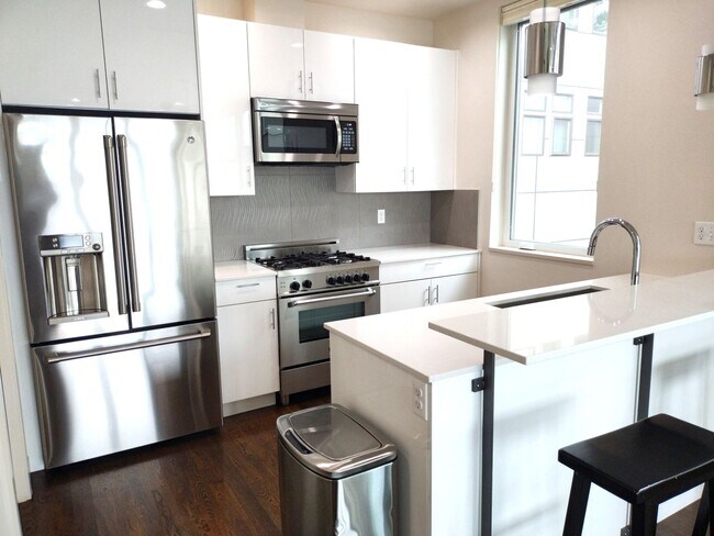Building Photo - 3bd/2.5ba Seattle Townhome