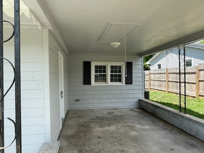 Building Photo - 3 bedroom, 2 bath ranch style home