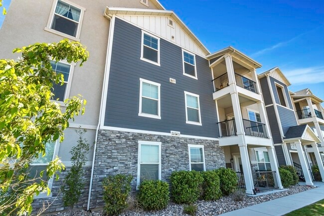 Building Photo - 64 W Silver Springs Dr