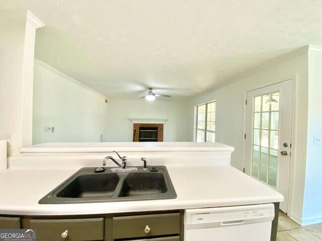 Building Photo - 640 Suwanee Lakes Cir NW