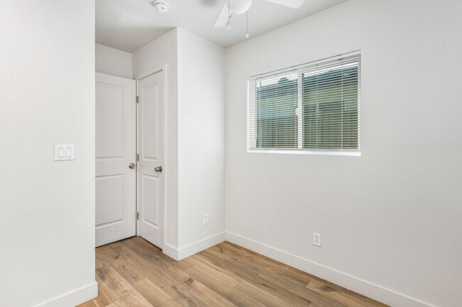 Building Photo - 7401 Valaria Dr