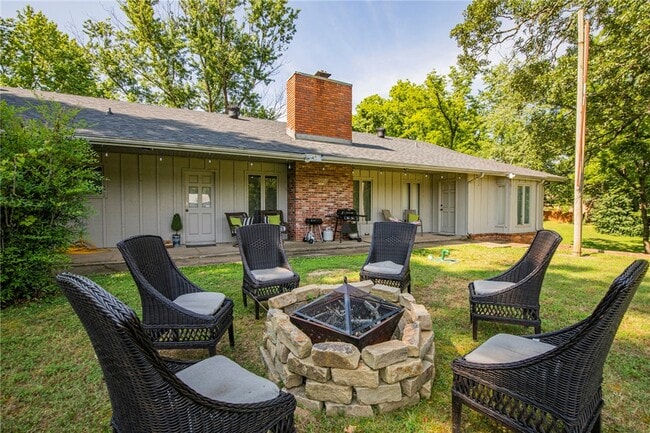 Building Photo - 107 NW Winfield Ln