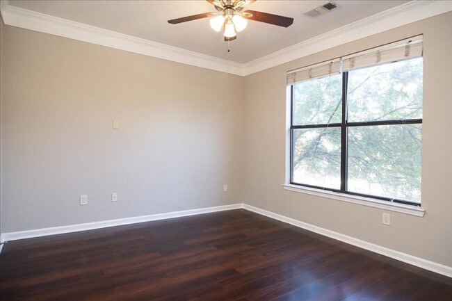 Building Photo - 2bd/2Ba Midtown Condo Perfect for Roommates w/ Pool and Gym!