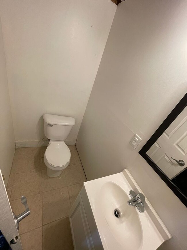 Building Photo - Nice Spacious 3 bd / 3 full bath and 2 hal...