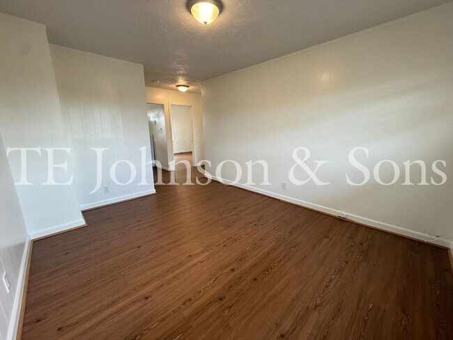 Building Photo - 1137 N Cameron Ave