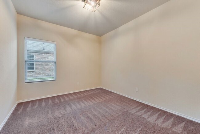 Building Photo - 1104 Edgewater Dr
