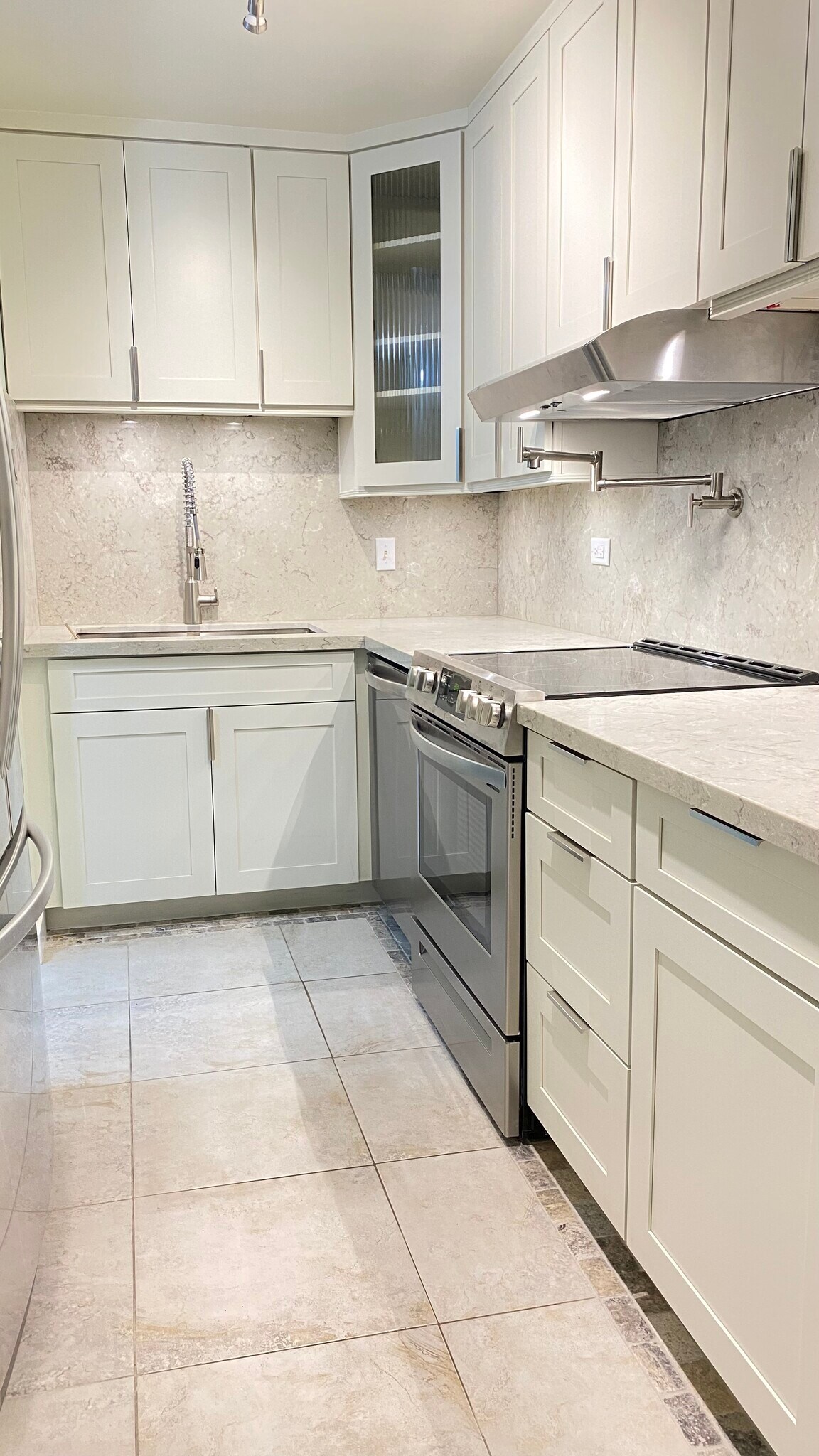 LARGE SINKS - 501 Hahaione St