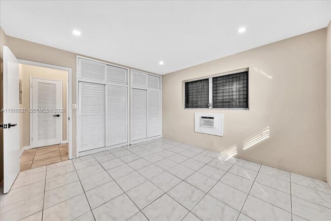 Building Photo - 707 S 19th Ave