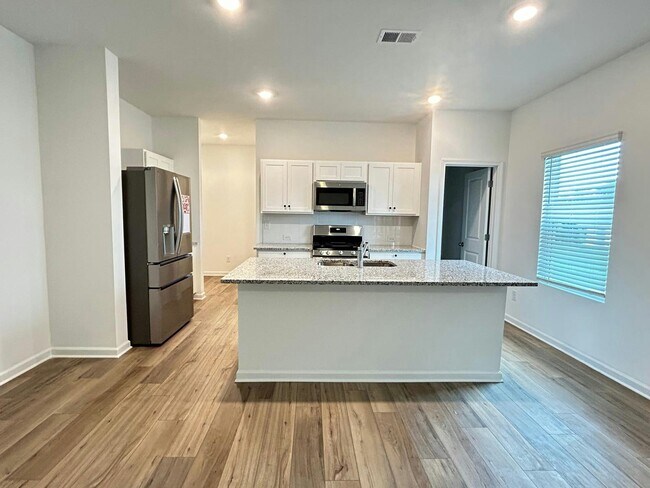 Building Photo - 2120 Boxwood Cir