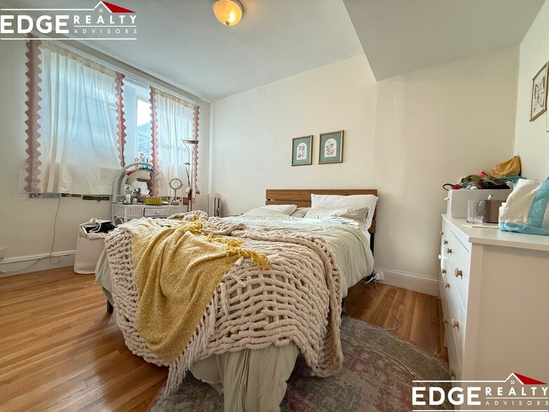 Building Photo - 72 Egmont St